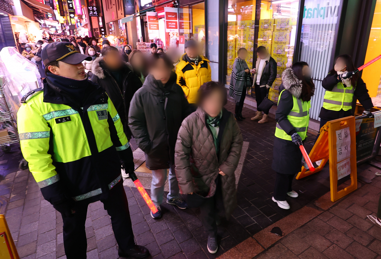 This photo shows police officers stationed in Myeong-dong, central Seoul, Dec.25. (Yonhap)