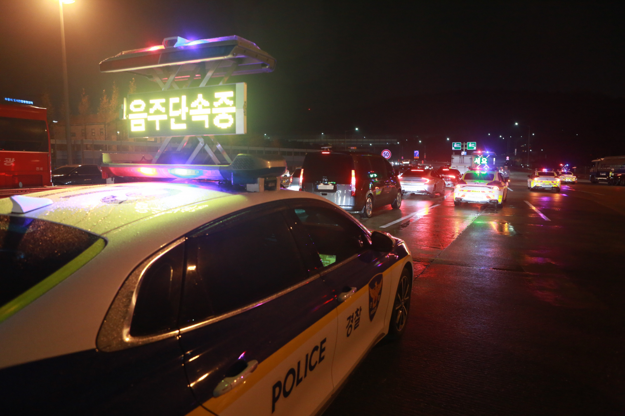 Police officers operate a checkpoint for drunk driving at a tollgate in Suwon, Gyeonggi Province, Dec. 12, 2023. (Gyeonggi Nambu Provincial Police Agency)
