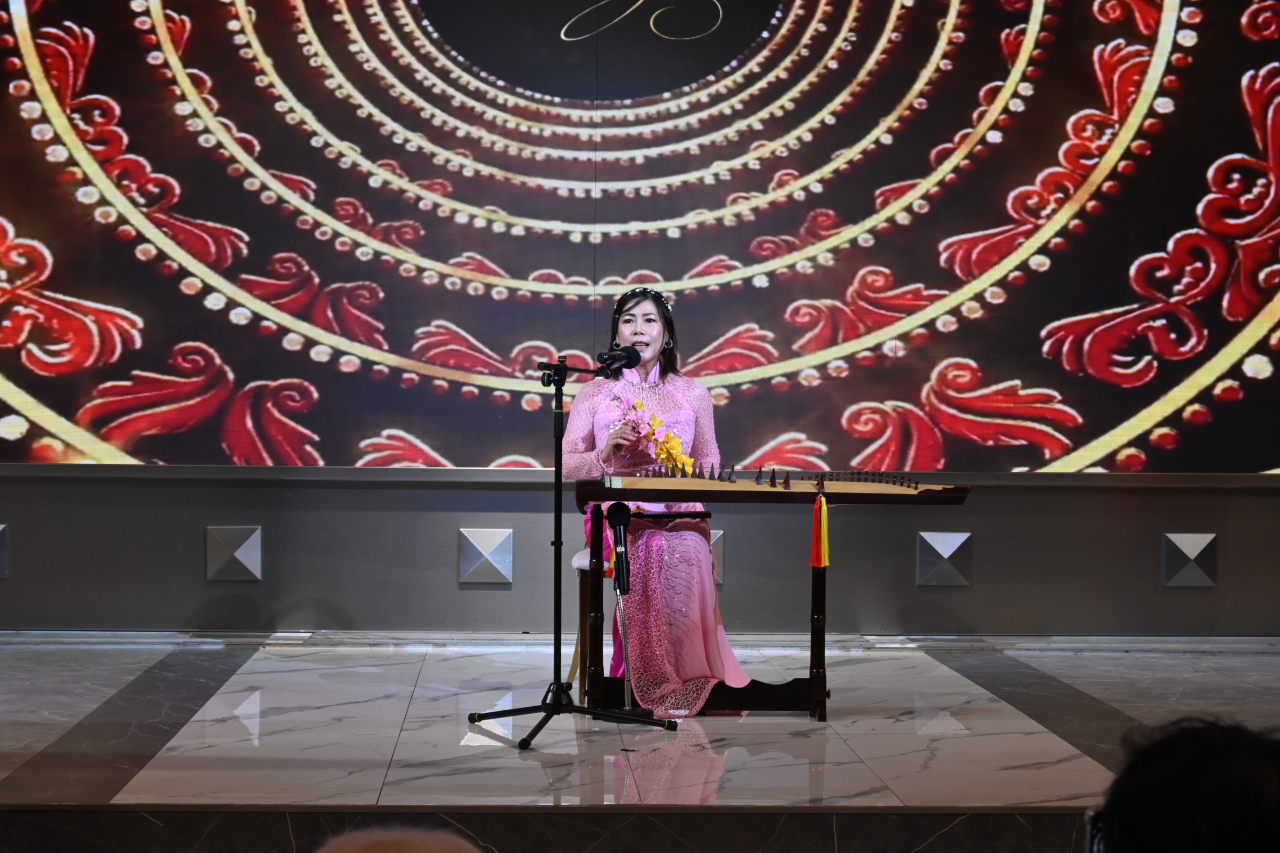A member of Vietnamese community in Korea performs Vietnam’s traditional song at ‘Hometown Spring' event hosted by Vietnamese Embassy in Seoul and Vietnamese community in Korea at K Turtle Convention & Wedding Restaurant in Mapo-gu, Seoul on Sunday.(Sanjay Kumar/The Korea Herald)