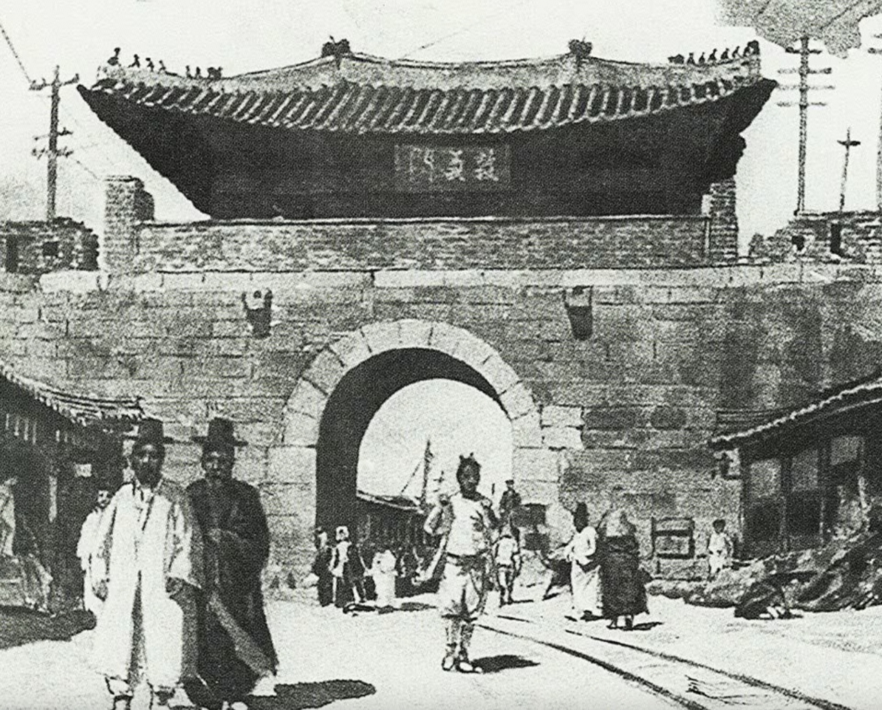 This black-and-white photo is a photo of Donuimun, one of the Four Great Gates of Seoul, before it was demolished in 1915 during the 1910-1945 Japanese occupation of South Korea. (Seoul Metropolitan Government)