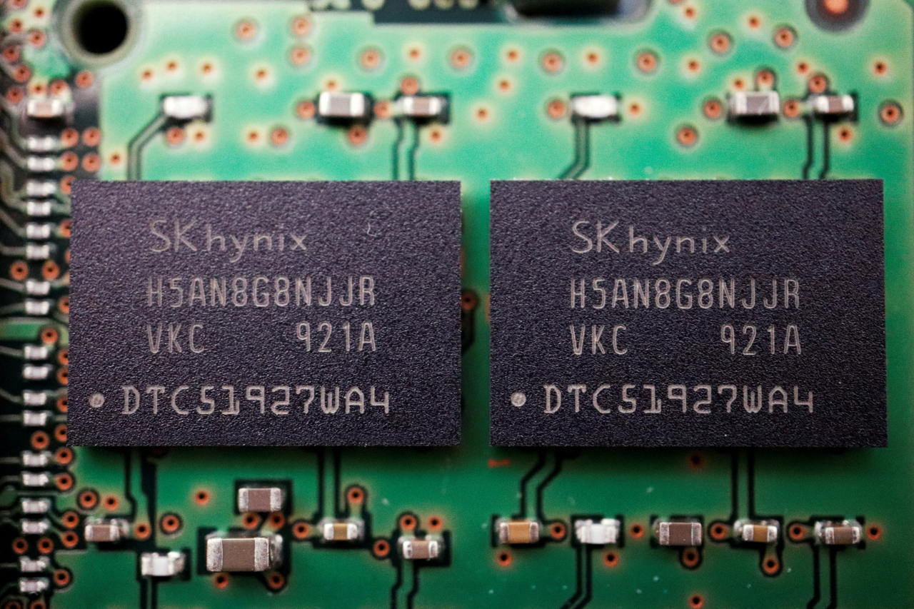 SK hynix's memory chips are seen on a circuit board of a computer. (Reuters-Yonhap)