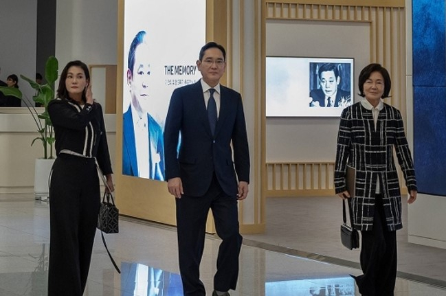 Samsung Electronics Chairman Lee Jae-yong, former Samsung Museum of Art Leeum Director Hong Ra-hee, and Samsung Welfare Foundation Chairman Lee Seo-hyun attend the third Anniversary Memorial Concert for former chairman Lee Kun-hee held at the Samsung Electronics Human Resources Development Center Concert Hall in Yongin, Gyeonggi Province on Oct. 19 last year. (Samsung Electronics)