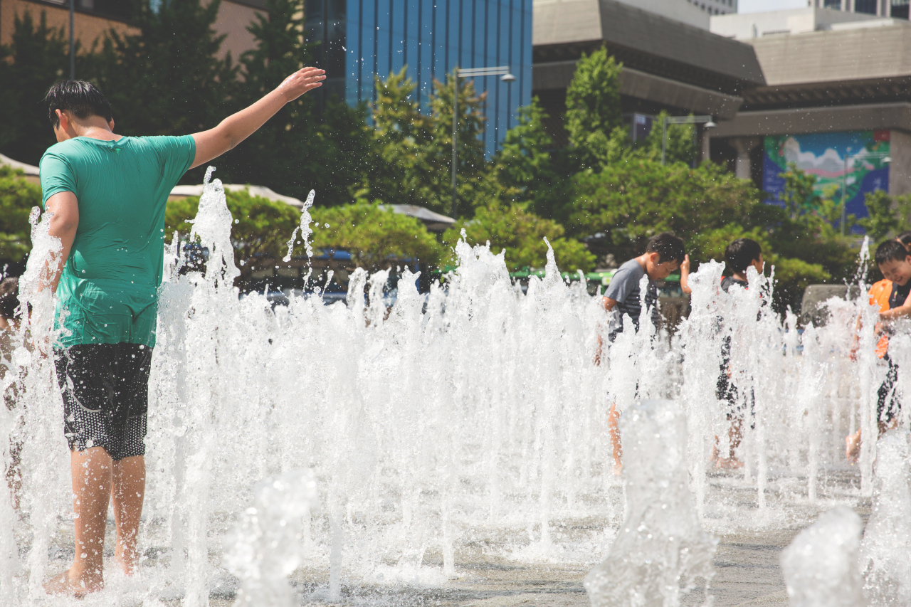 Children are seen playing in a fountain installed at Gwanghwamun Square in central Seoul in this file photo. (123rf)
