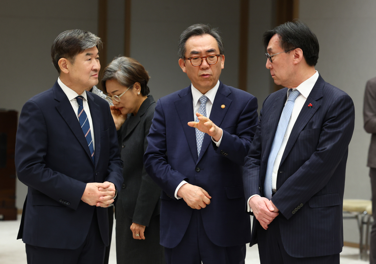 Cho Tae-yong (left), chief of the National Intelligence Service; Cho Tae-yul (second from left), minister of foreign affairs; and Chang Ho-jin, director of the presidential National Security Office, exchange words at their appointment ceremony held at the presidential office in Seoul, Tuesday. Both Chos, as well as Chang's new deputy director, Wang Yun-jong, were appointed by President Yoon Suk Yeol. (Pool photo via Yonhap)