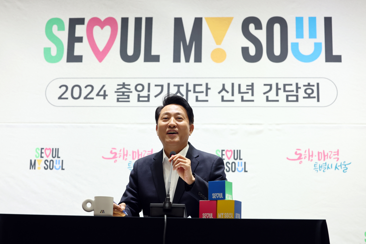 Seoul Mayor Oh Se-hoon speaks at a New Year's press conference at Seoul City Hall on Wednesday. (Yonhap)