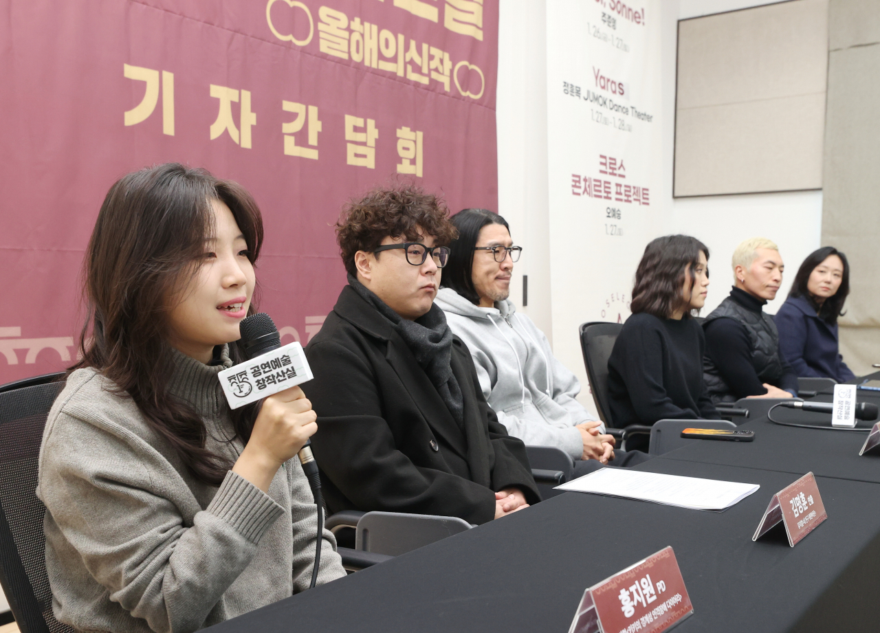Hong Ji-won (left) speaks at a press conference held in Seoul on Tuesday. (Yonhap)