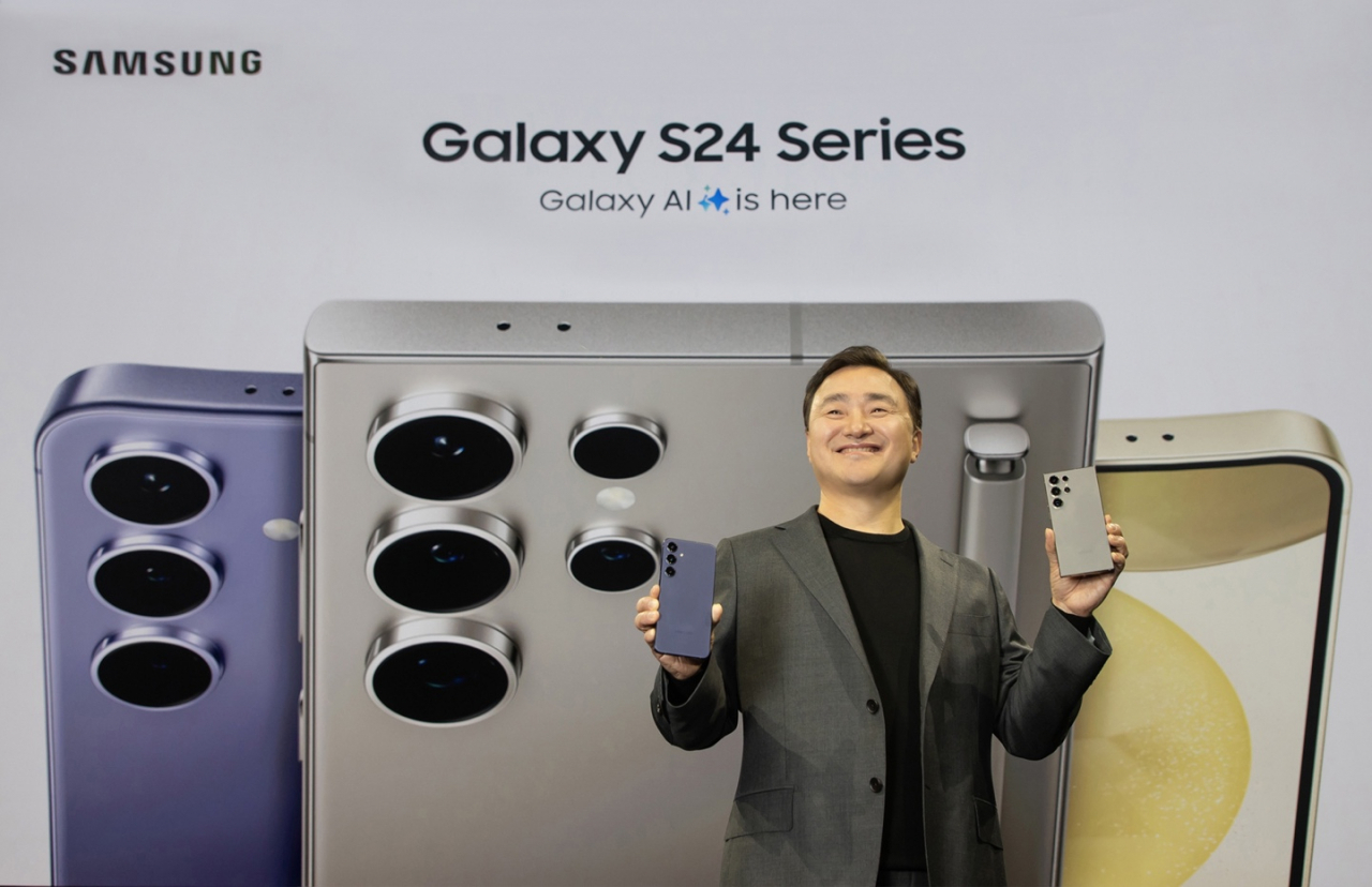 Samsung Electronics mobile business chief Roh Tae-moon poses with the latest Galaxy S24 smartphones during the Galaxy Unpacked event, at the SAP Center in San Jose, California, Wednesday. (Samsung Electronics)