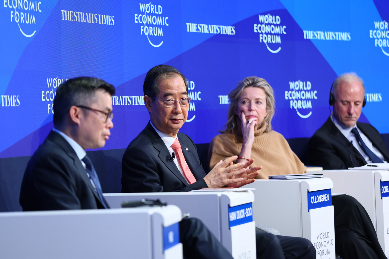 Prime Minister Han Duck-soo (2nd from left) speaks during a session during the World Economic Forum in Davos, Switzerland, on Wednesday. (Prime Minister Office)