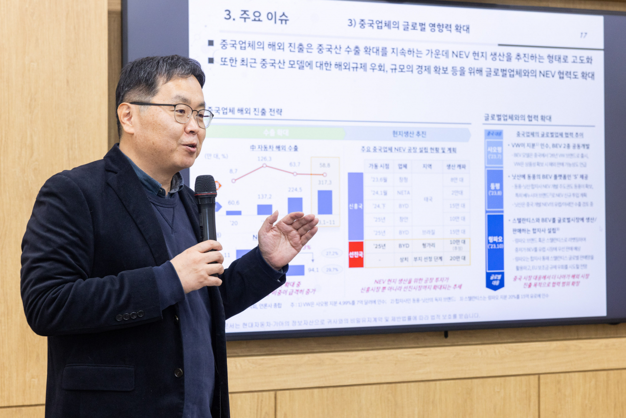 Yang Jin-soo, leader of Hyundai Motor Group's Business Research Center's auto industry unit, presents his 2024 global automobile industry forecast at the Hyundai-Kia headquarters in Seoul on Thursday. (Hyundai Motor Group)