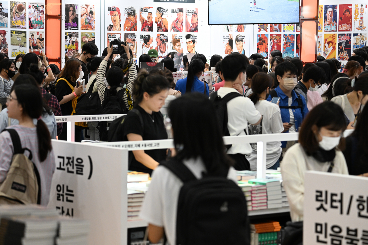 Visitors browse books at the Seoul International Book Fair at Coex, southern Seoul, on June 14, 2023. (Im Se-jun/The Korea Herald)