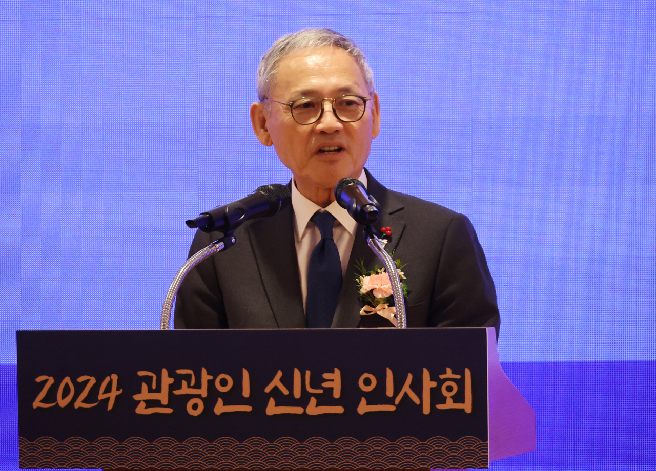 Culture Minister Yu In-chon speaks during a meeting with leaders from the local travel industry at the Lotte Hotel Seoul on Thursday. (Yonhap)