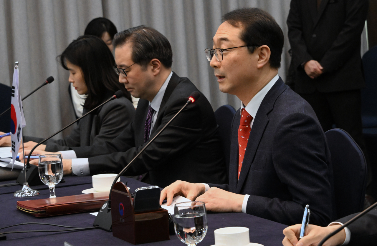 Kim Gunn (right), South Korea's special representative for Korean Peninsula peace and security affairs, speaks during a meeting with Jung Pak, US senior official for North Korea, and Hiroyuki Namazu, director general for Asian and Oceanian affairs at Japan's foreign ministry, at the foreign ministry in Seoul on Thursday. (Yonhap)