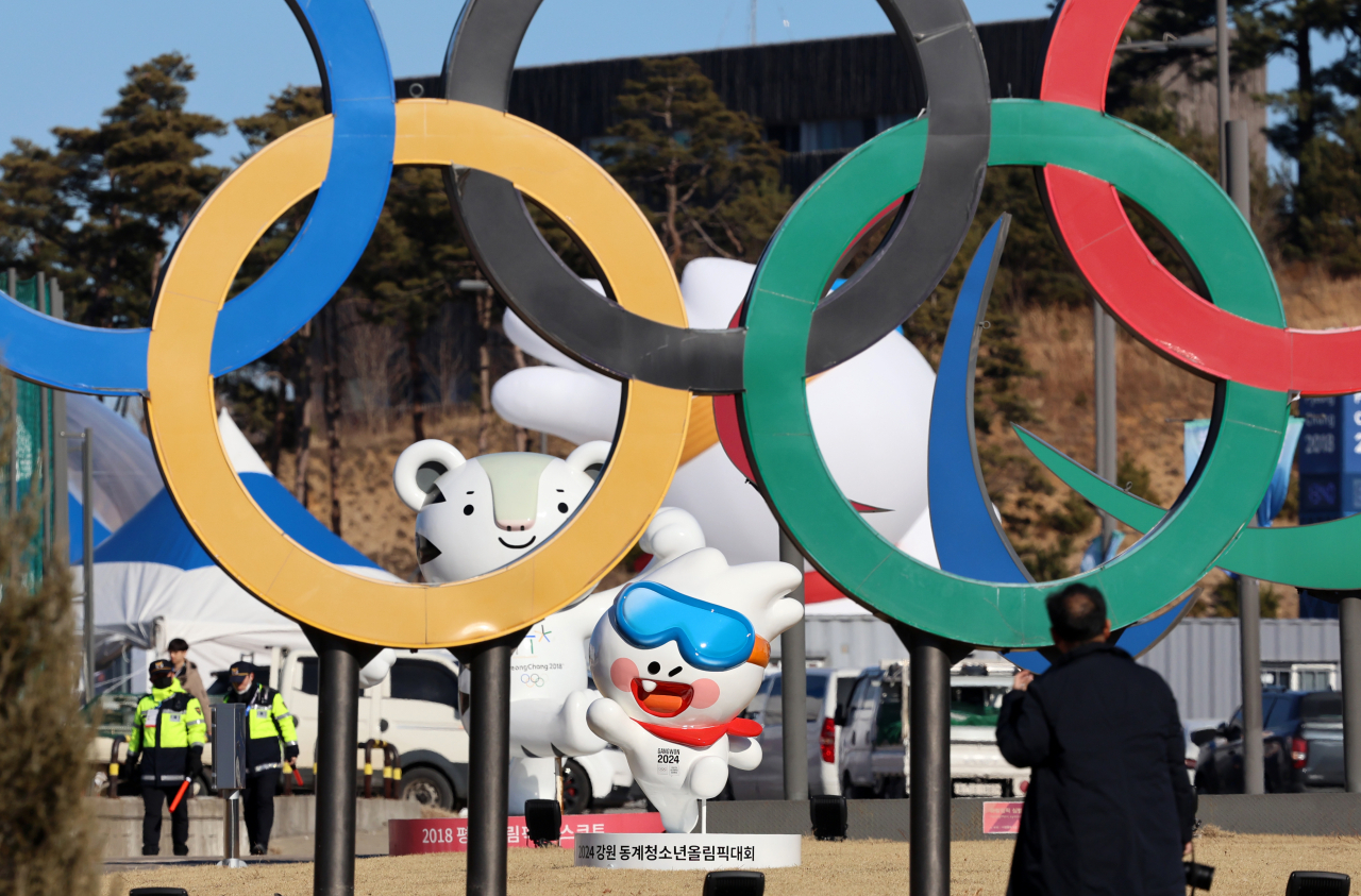 The Olympic Rings inside the Gangneung Olympic Park in Gangneung, Gangwon Province, on the eve of the Gangwon Winter Youth Olympics. (Yonhap)