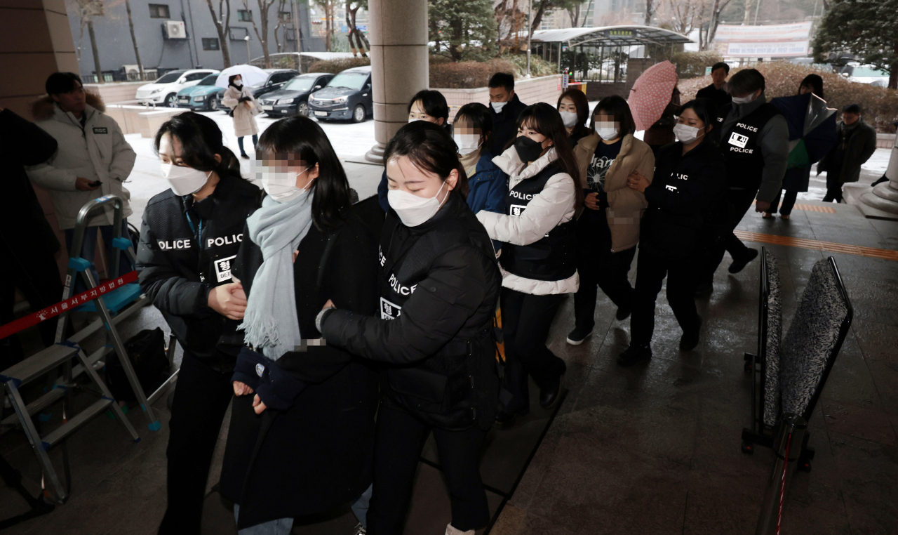 A group of university students are being taken to the Seoul Western District Court in the capital to attend a hearing to review the legality of their detention over their attempt to break into the presidential office. (Yonhap)