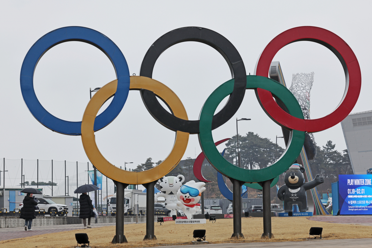 This shows the Olympic Rings inside the Gangneung Olympic Park in Gangneung, Gangwon Province, on the eve of the Gangwon Winter Youth Olympics, Thursday. (Yonhap)