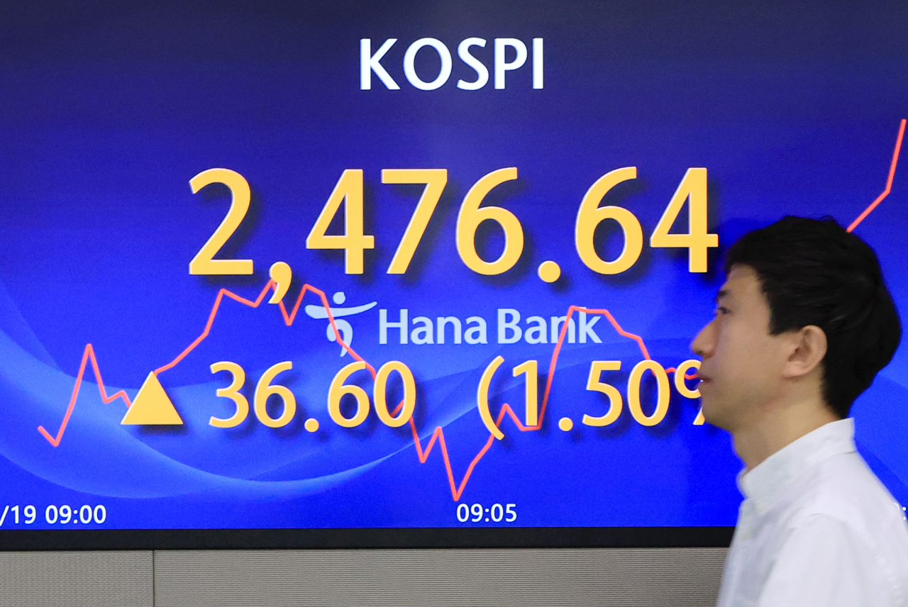 An electronic board showing the Korea Composite Stock Price Index at a dealing room of the Hana Bank headquarters in Seoul on Friday. (Yonhap)