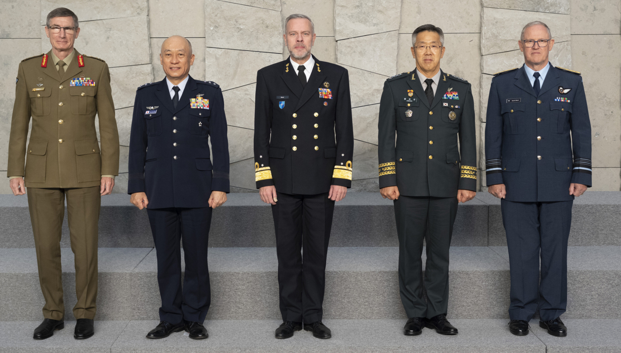 Lt. Gen. Hwang You-sung (second from right), vice chairman of South Korea's Joint Chiefs of Staff, poses for a photo with Dutch Adm. Rob Bauer (center), chair of the North Atlantic Treaty Organization Military Committee, Gen. Angus Campbell (left), Australia's defense force chief, Lt. Gen. Ken-ichiro Nagumo (second from left), Japan's vice chief of staff of the Joint Staff, and Air Marshal Kevin Short (right), New Zealand's defense force chief, as they attend a two-day meeting of the defense chiefs of the NATO Military Committee in Brussels from Wednesday. (South's JCS)