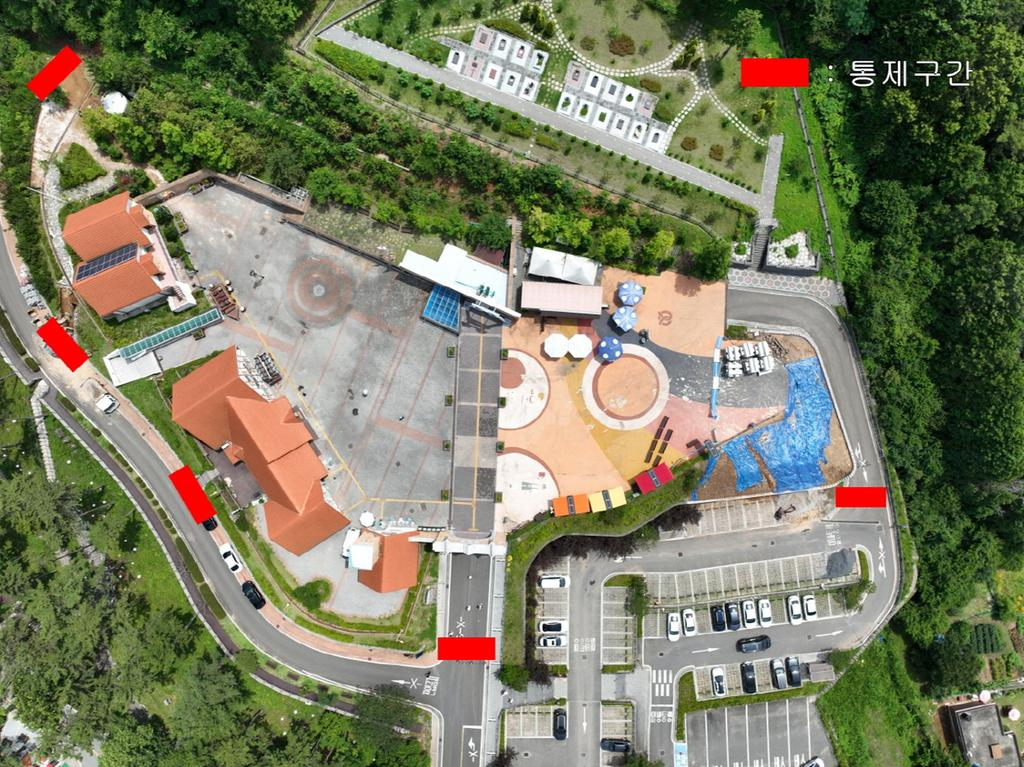 An aerial shot of Namhae German Village's plaza shows the entrances that will be closed from Feb. 13 to March 31 indicated with red marks. (Namhae County)