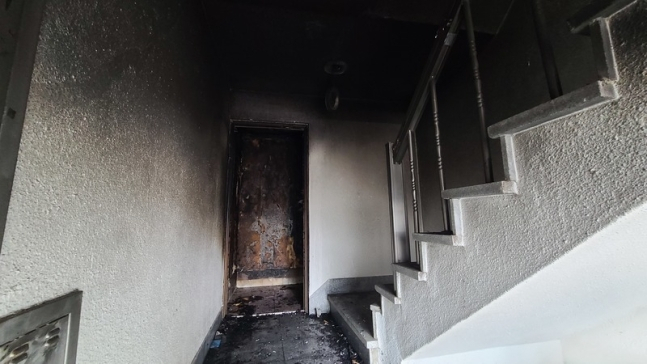 In this photo, the walls in an apartment building stairwell have been blackened by smoke that escaped through the door of an apartment unit that was left open. (Busan Metropolitan City Fire and Disaster Headquarters)