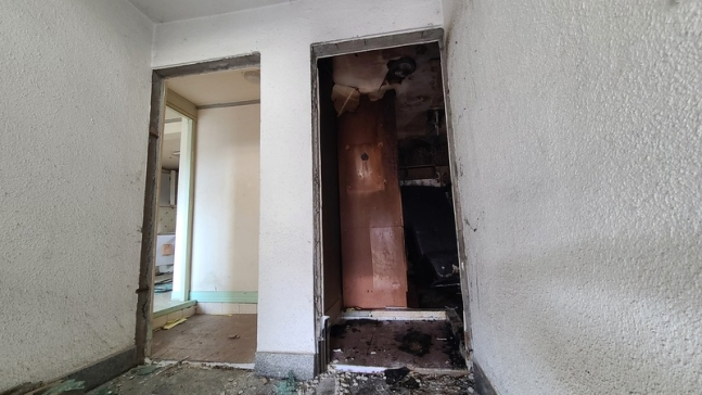In this photo, most of the damage from the fire that started inside of an apartment unit was contained inside, due to the front door being shut. (Busan Metropolitan City Fire and Disaster Headquarters)
