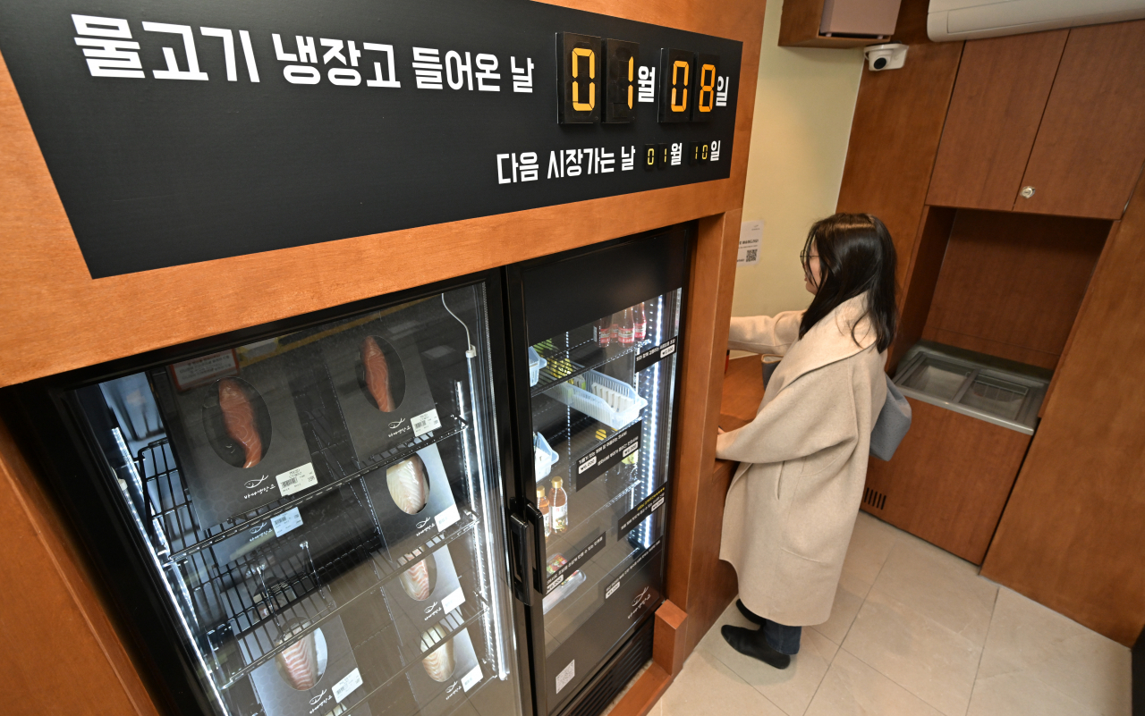 Unstaffed sashimi store Sea Fridge, located in Sangwangsimni, Seoul (Im Se-jun/The Korea Herald)