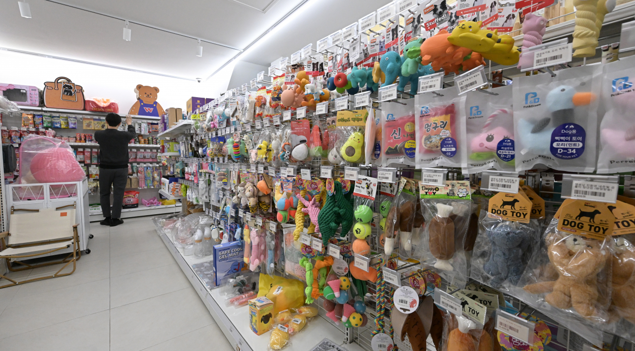 CEO Park Seung-min organizes products at his unstaffed pet supply store, Sugar Pet, in Mapo-gu, Seoul. (Im Se-jun/The Korea Herald)
