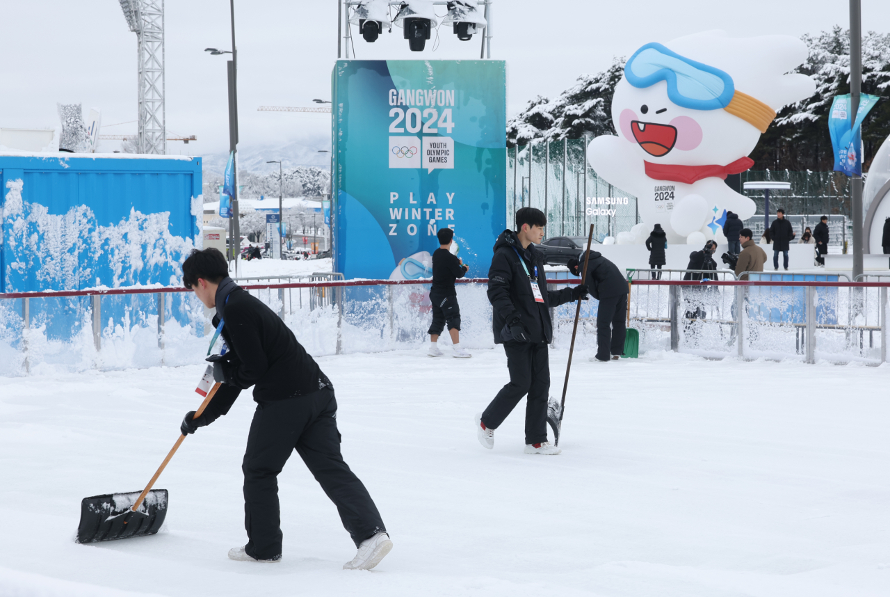 Workers shovel snow at an ice rink in Gangneung, Gangwon Province, Sunday. (Yonhap)