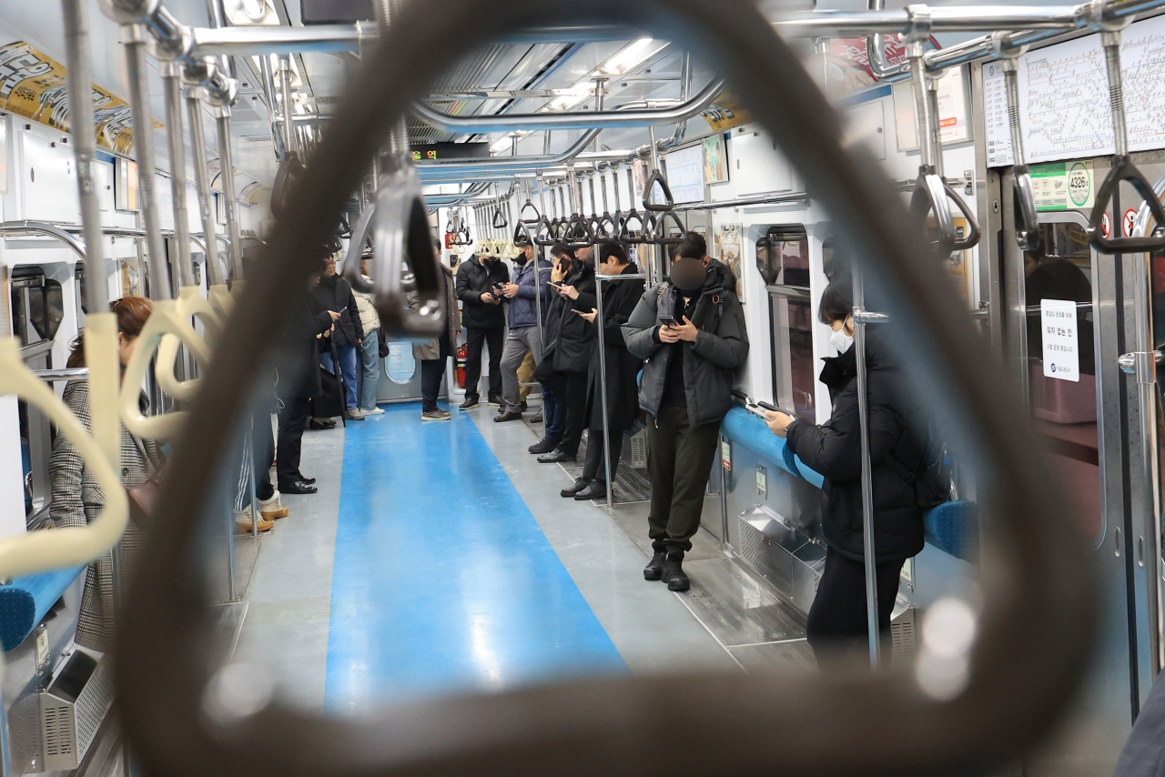 The interior of a Seoul metro train on Sunday. (Yonhap)