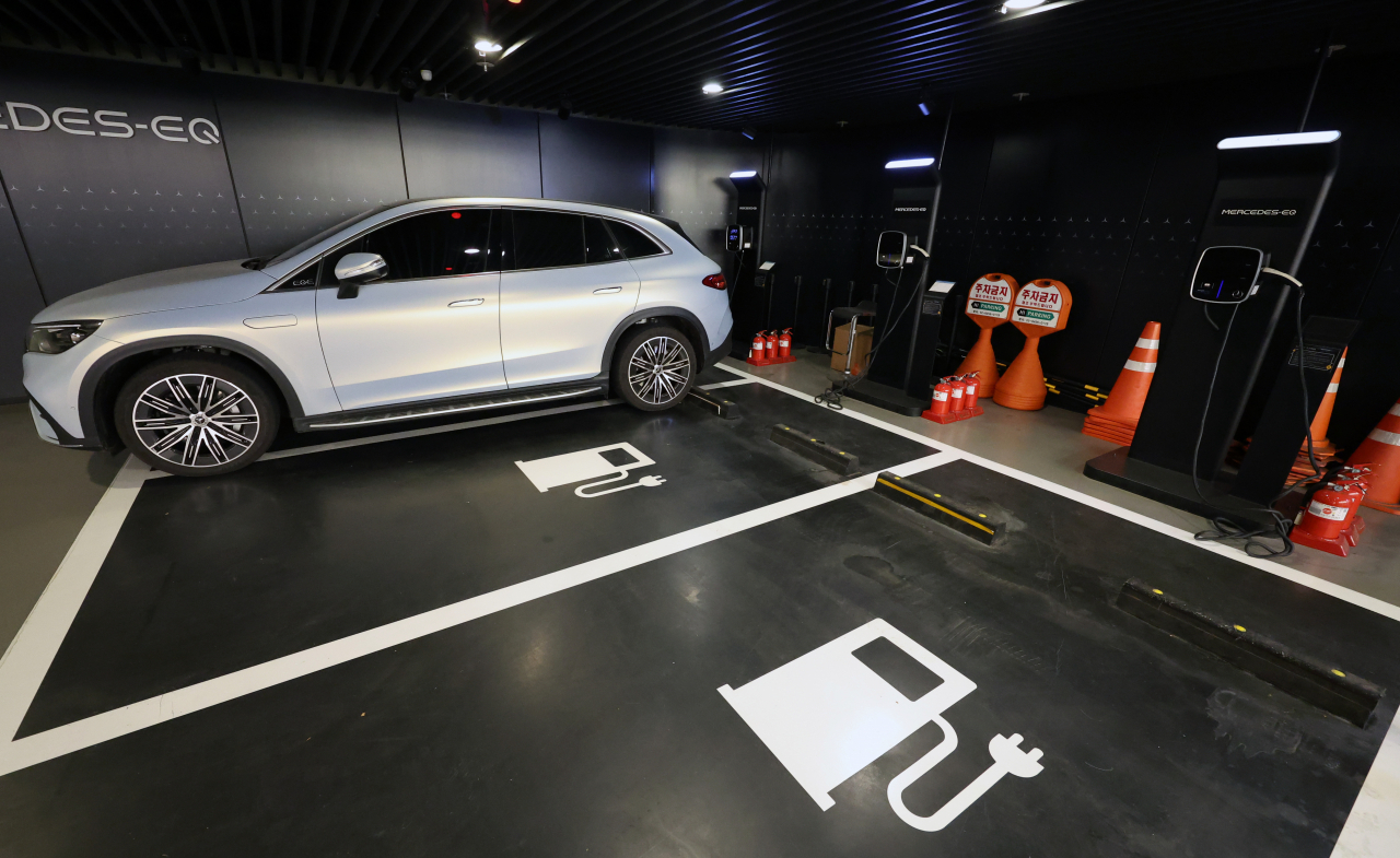 Mercedes-Benz’s electric vehicle charging station in Seoul, Korea on Dec. 8, 2023 (Newsis)