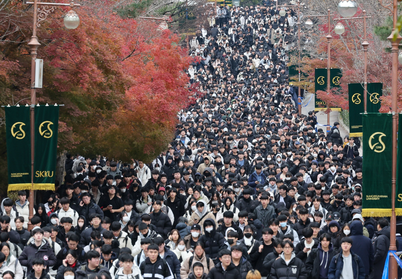 Test takers pour into the streets after taking the essay test for the 2024 enrollment to Seoul's Sungkyunkwan University in November. (Newsis)
