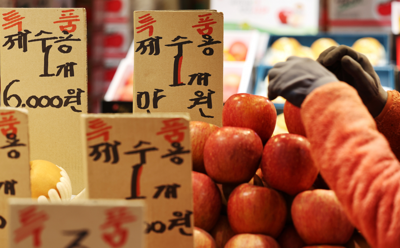 Fruits are displayed at a marketplace in Seoul on Sunday. (Yonhap)
