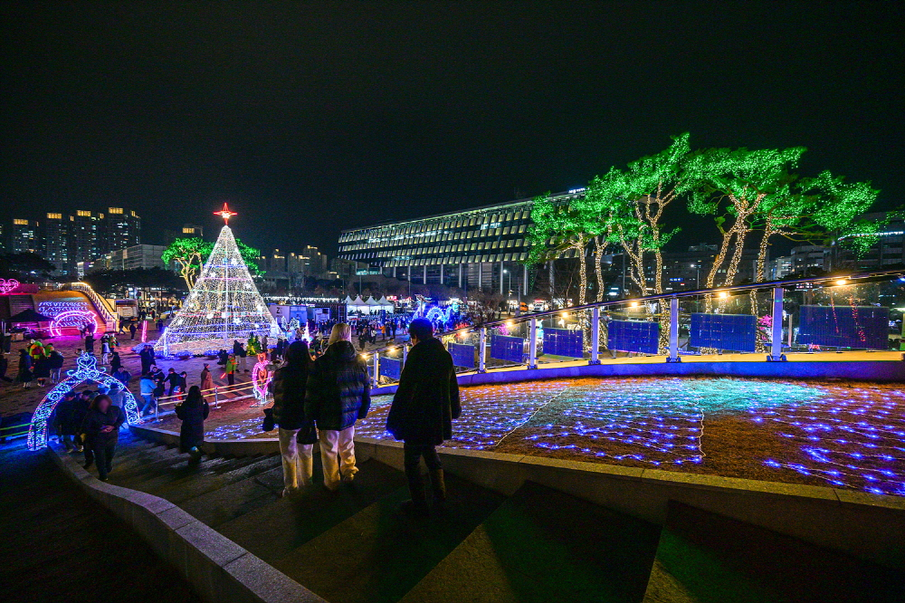 Visitors enjoy various light installations at the Sejong Light Festival. (Sejong City)