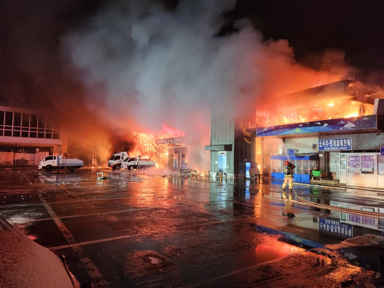A fire broke out at a traditional market in Seocheon-gun, South Chungcheong Province at around 11:08 p.m. on Monday. (Chungnam Fire Service Headquarter)