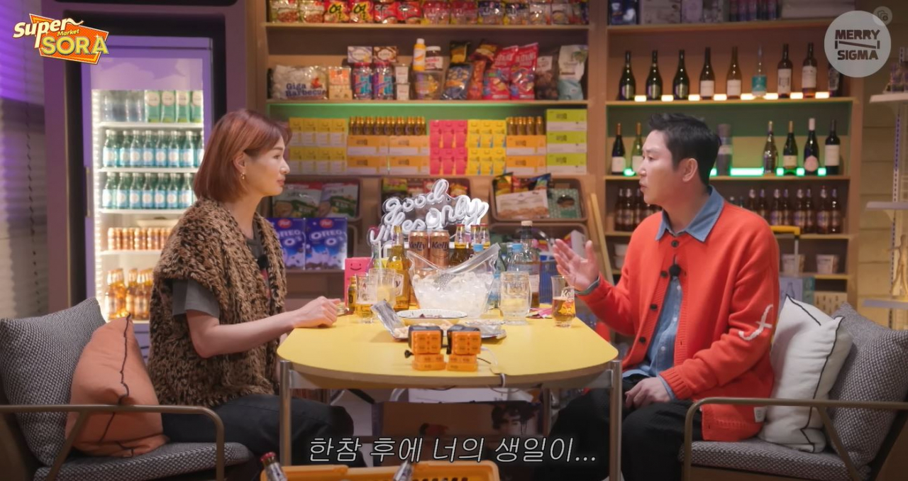 Lee So-ra (left) and Shin Dong-yup talk in a video screenshot captured from Lee So-ra's YouTube channel, Supermarket Sora, on Dec. 6, 2023. (YouTube)