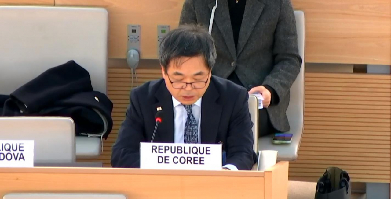 Yun Seong-deok, South Korea's Ambassador to the UN office in Geneva, recommends China protect the human rights of North Korean defectors at China's fourth universal periodic review held under the auspices of United Nations Human Rights Council on Tuesday. (Yonhap)