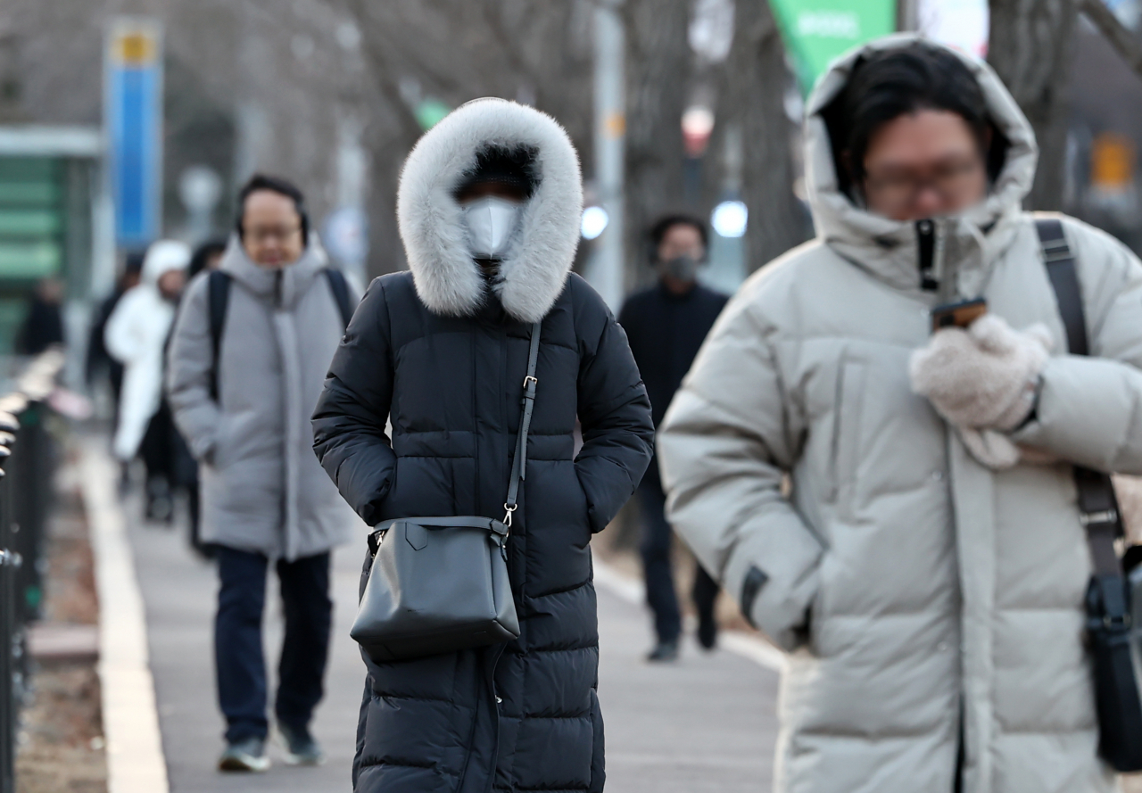Pedestrians in thick winter jackets walk near Government Complex Gwacheon in Gwacheon, Gyeonggi Province on Wednesday. (Yonhap)