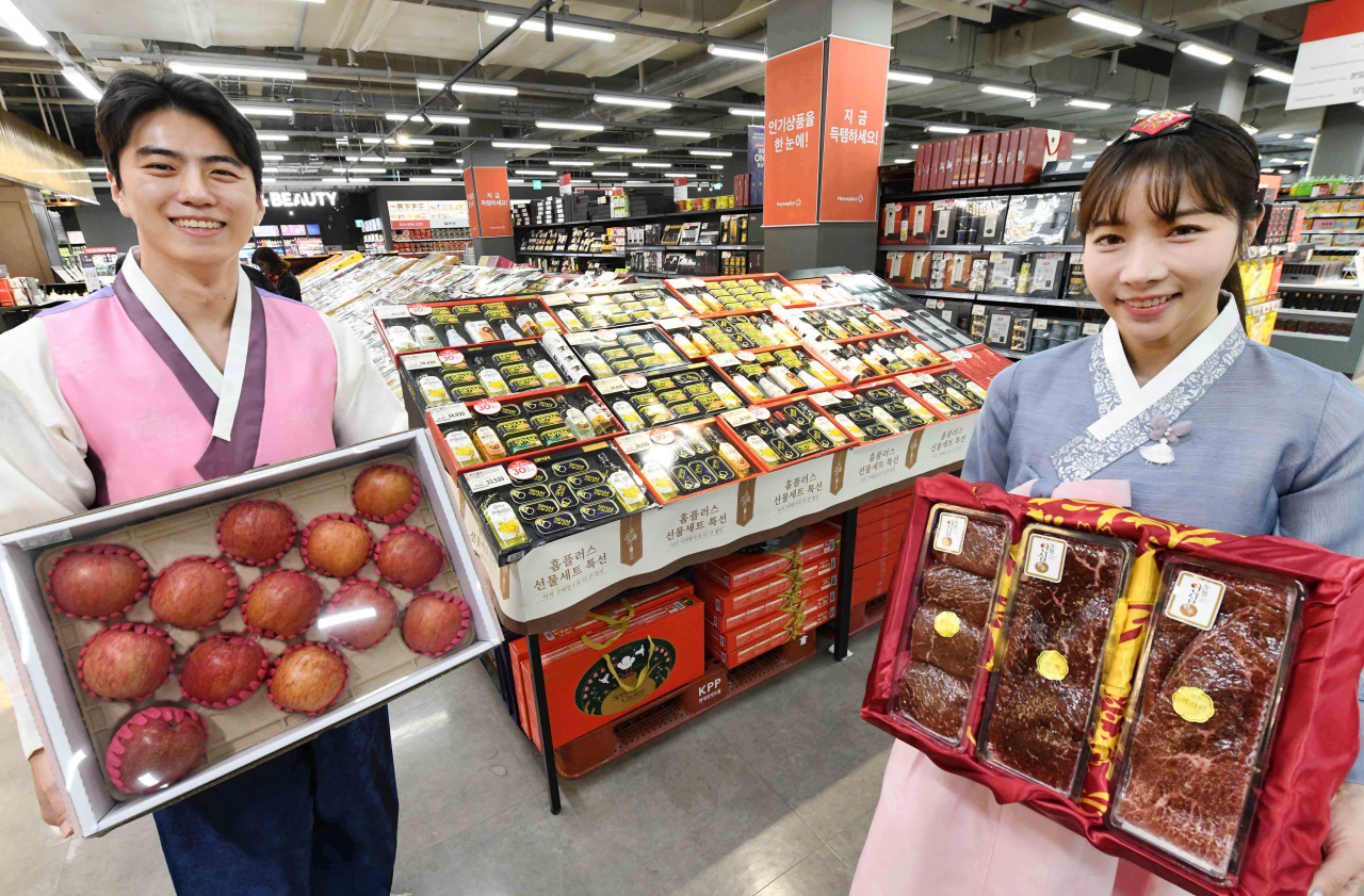Models promote 2024 Lunar New Year gift sets at a Homeplus Mega Food Market in Seoul on Wednesday. (Homeplus)