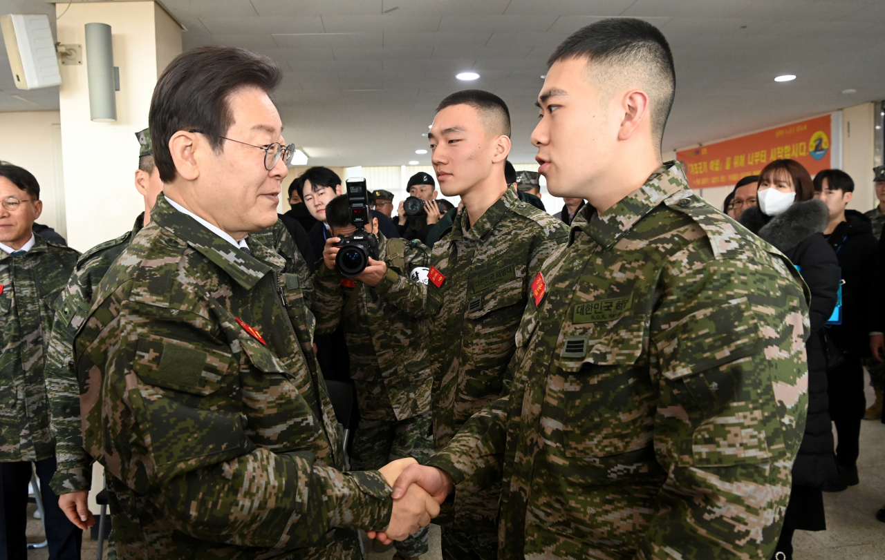 Democratic Party of Korea Chair Lee Jae-myung shakes hands with a soldier during his visit to the Second Marine Division in Gimpo, Gyeonggi Province on Wednesday. (Yonhap)