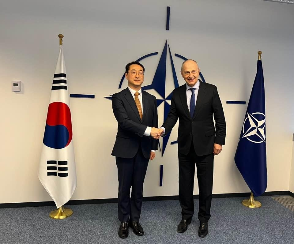 Kim Gunn (left), South Korea's chief nuclear envoy, shakes hands with Mircea Geoana, deputy secretary general of the North Atlantic Treaty Organization, ahead of a meeting at the NATO headquarters in Brussels on Wednesday. (Seoul's foreign ministry)