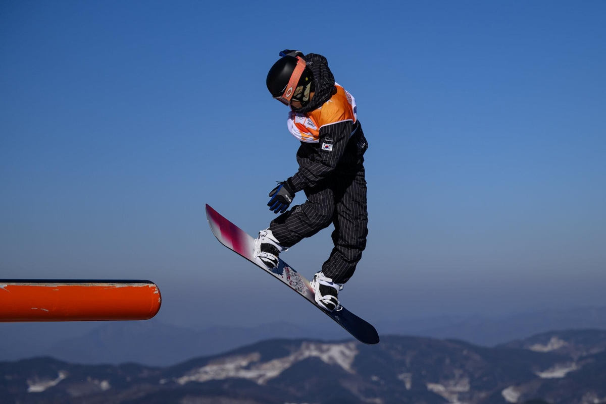 Lee Chae-un of South Korea competes during the final of the men's slopestyle snowboard event at the Gangwon Winter Youth Olympics at Welli Hilli Park Ski Resort in Hoengseong, Gangwon Province, Thursday, in this photo provided by the Olympic Information Service. (Yonhap)