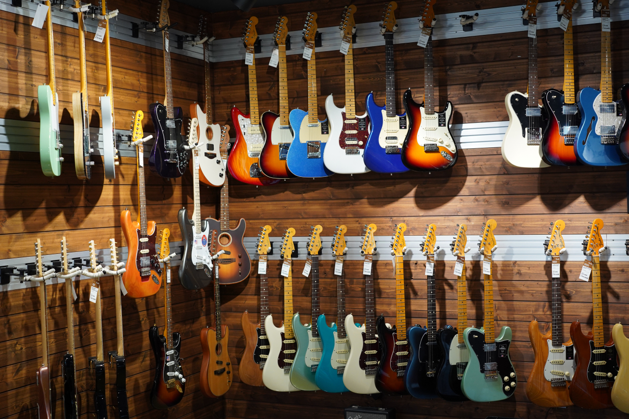 Electric and bass guitars are on display at the Guitarnet Showroom in Gangnam-gu, southern Seoul. (Lee Si-jin/The Korea Herald)