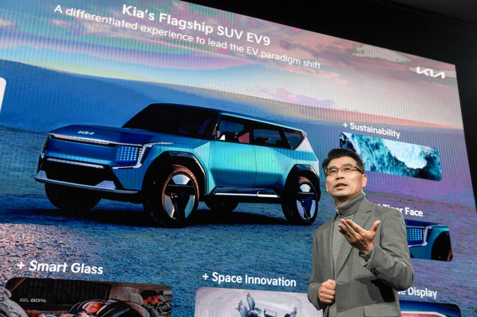 Kia CEO Song Ho-sung unveils the EV9, the company's first electric SUV, at the Seoul Mobility Show 2023 in Goyang city on March 30. (Hyundai Motor Group)