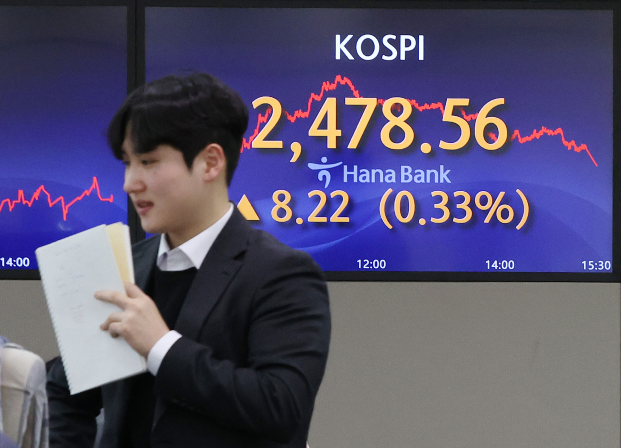 An electronic board showing the Korea Composite Stock Price Index at a dealing room of the Hana Bank headquarters in Seoul on Friday. (Yonhap)
