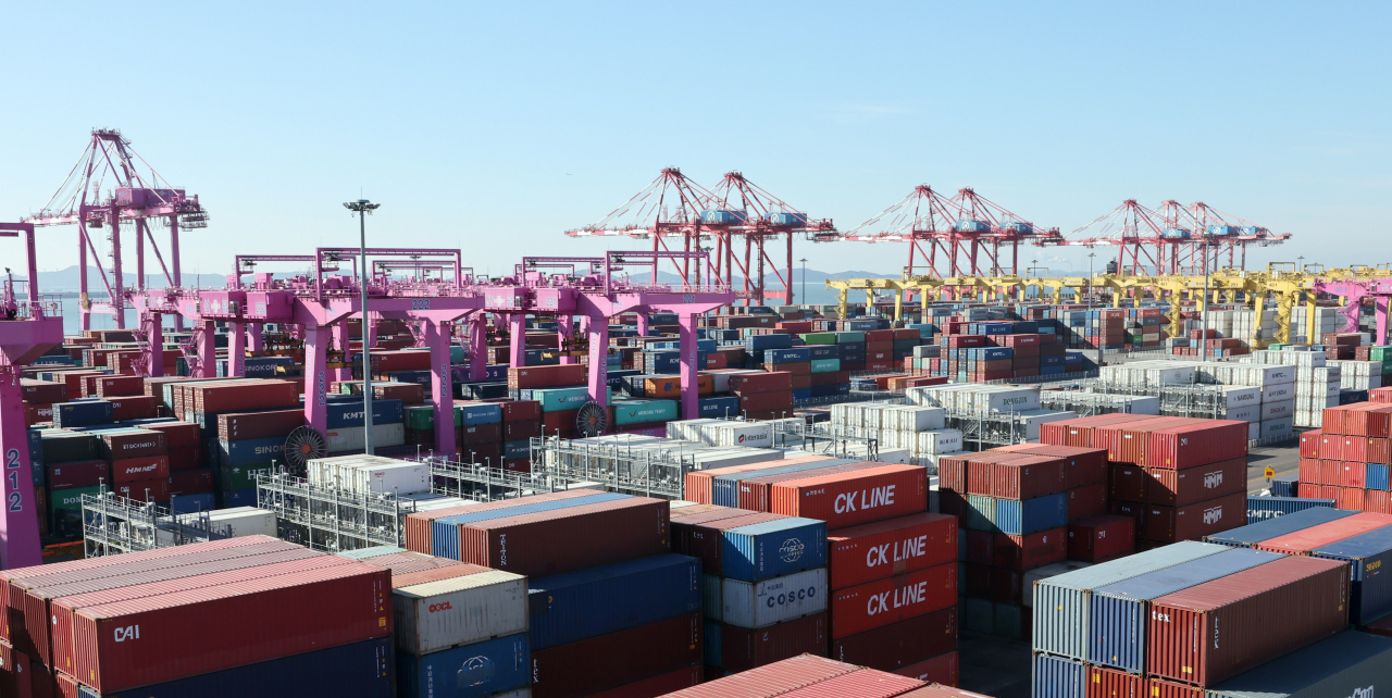Cargo containers seen at the Incheon New Port terminal in Yeonsu-gu, west of Seoul, Thursday. (Newsis)