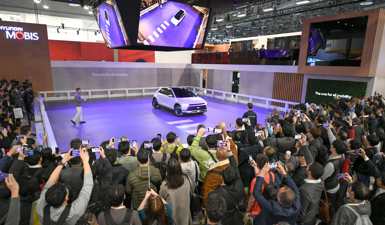 Visitors watch a demo of Hyundai Mobis’ Mobion, an all-electric car powered by the company’s e-Corner system, at CES 2024 held at the Mandalay Bay Center in Las Vegas, on Tuesday (Hyundai Mobis)