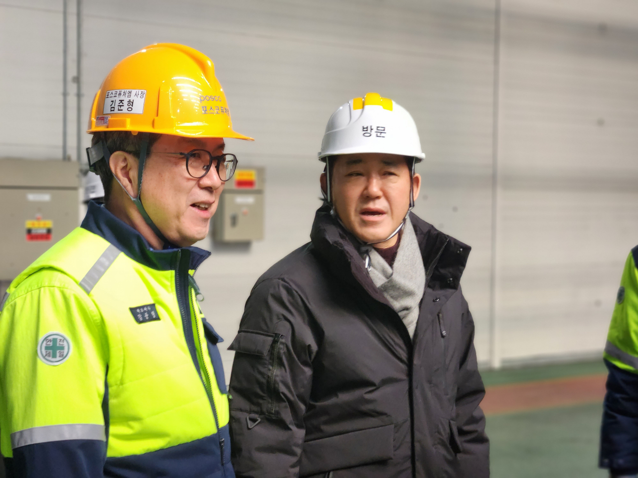 Posco Future M CEO Kim Jun-hyung (left) and Lim Sang-jun, deputy minister at the Environment Ministry, look around the company’s battery materials plant in Pohang, North Gyeongsang Province on Monday (Posco Future M)