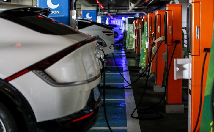 An electric vehicle charging station at a supermarket in Seoul. (Newsis)