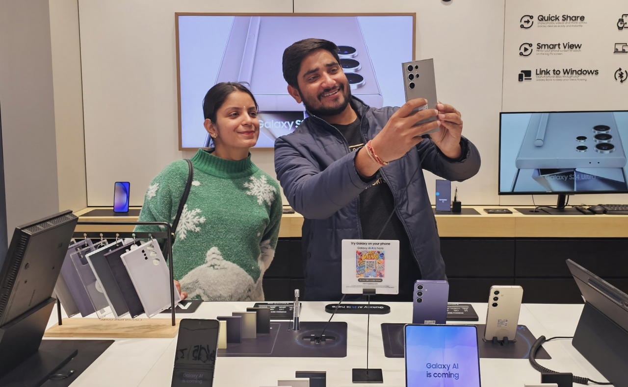 Customers take a selfie with a Galaxy S24 smartphone at Samsung Store in Gurgaon, Haryana in India on Monday. (Samsung Electronics)