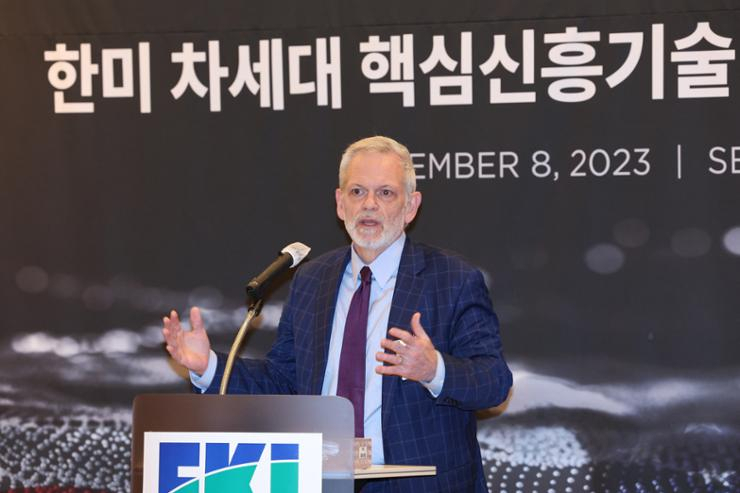 Charles Freeman, senior vice president for Asia at the US Chamber of Commerce, delivers a keynote speech at a forum in Seoul in December. (Yonhap)