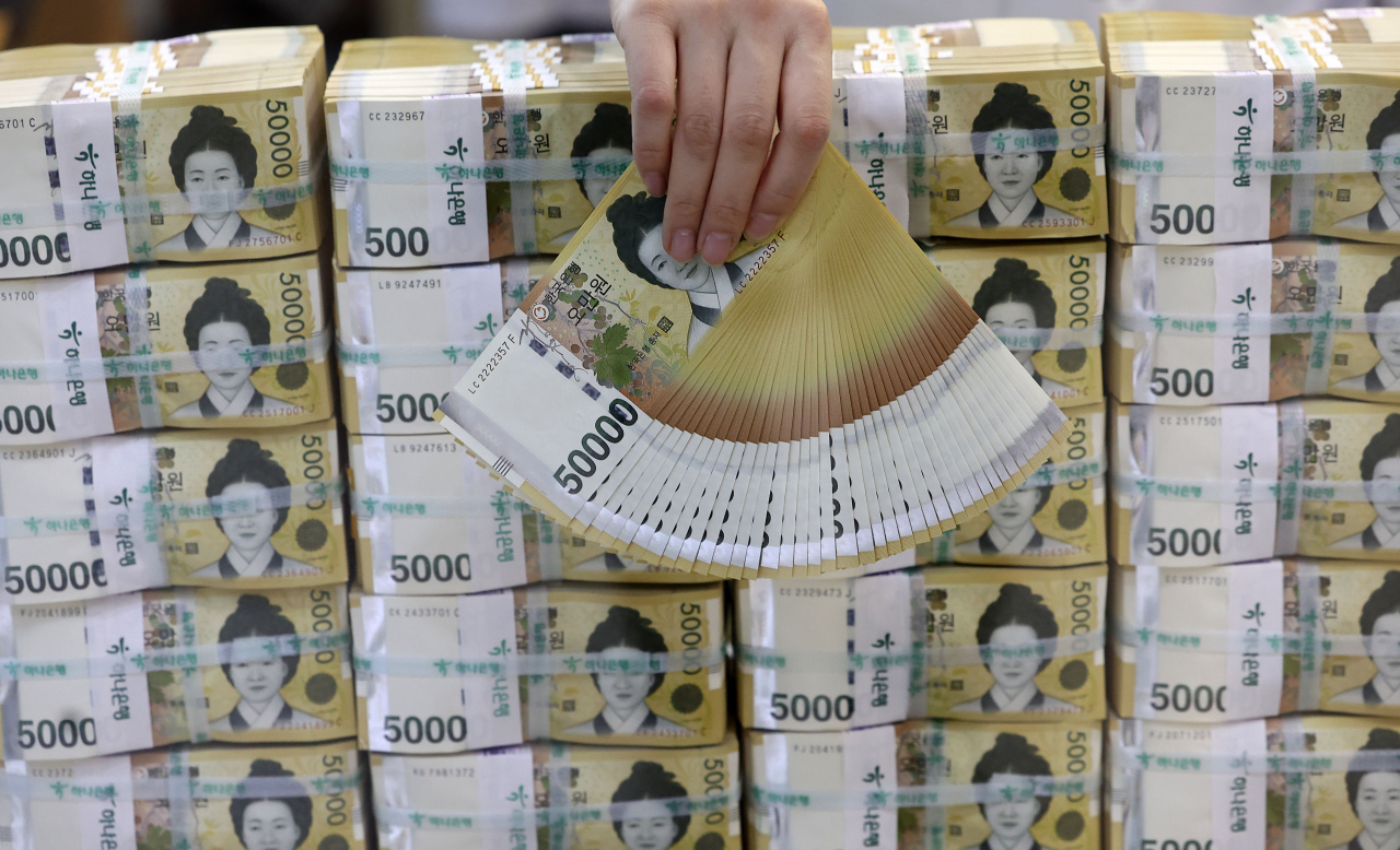 Packs of 50,000 won bills are being organized at Hana Bank's headquarters in Jung-gu, central Seoul on Jan. 15. (Yonhap)